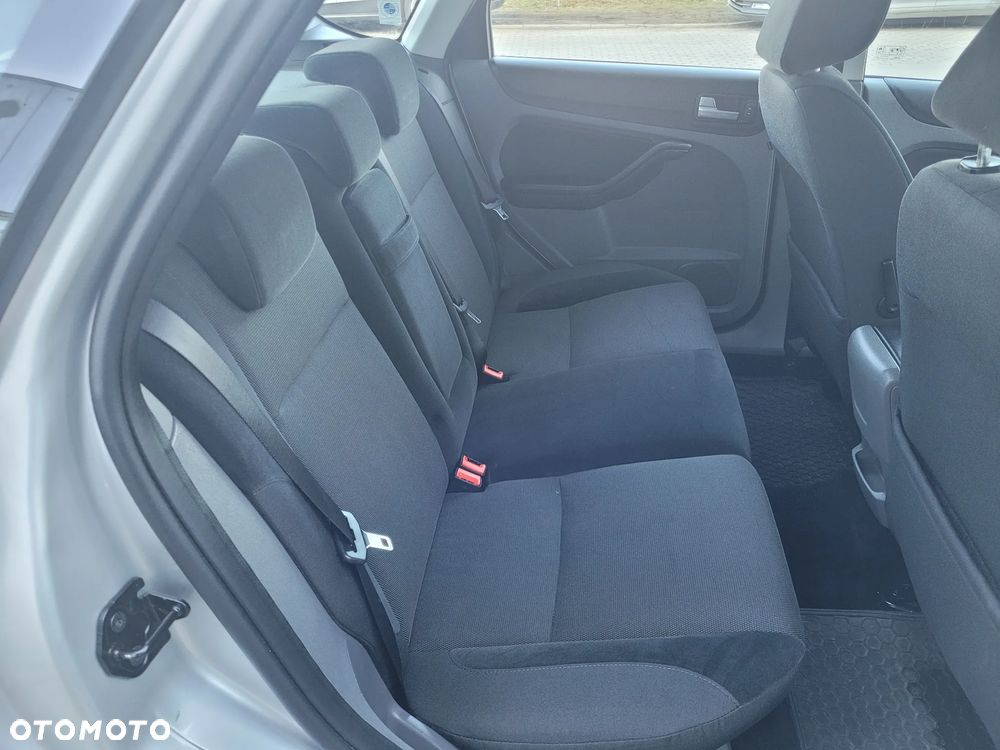 Ford Focus 1.6 Ghia - 19