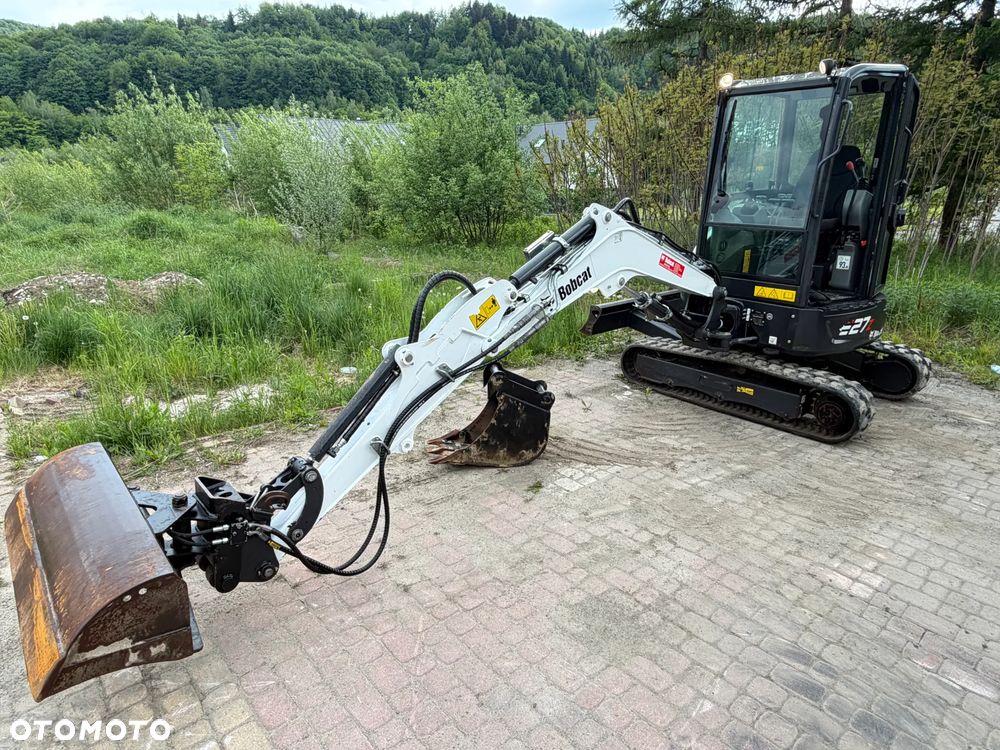 Bobcat E27z. Koparka Gąsienicowa 2,7 tony. 2024 rok. 870 mtg. Maszyna nie różni się od nowej z salonu!! Skarpówka Hydrauliczna! Pochodzi ze szkółki roślinnej z Norwegii. Zero luzów. pracowała przy krzewach!! Aktualna DEKRA dokumentacja. Silnik Yanmar! Linie Hydr. Dodatkowe. Szybkozłącze Hydr. Szybka wolna jazda. Wersja Norweska. Długie ramię. OKAZJA. Zero wycieków. Sztywna maszyna! - 33