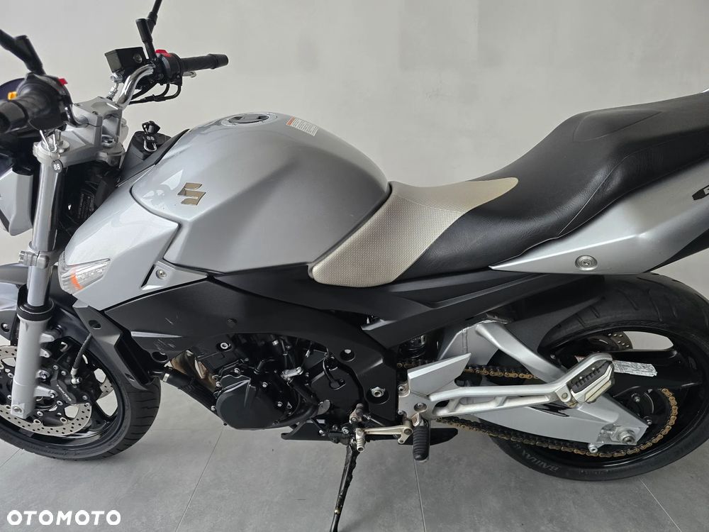 Suzuki GSR - 16