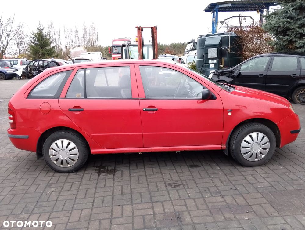 Skoda Fabia 6Y (99-04r.) 1.4 B 68KM. Silnik AME Skrzynia FNK lakier LF3K / 8151 / 8T. Cały na części. GWARANCJA !!!  Przód Tył Zestaw Komplet Drzwi Klapa Zderzak Błotnik Maska Grill Atrapa Szyba Pas Lampa Lusterko Boczki Fotel Kanapa Kokpit Deska Rozdzielcza Przełącznik Włącznik Sterownik Przewody Wiązka Instalacja Moduł Komputer Czujnik Listwa Pompa Alternator Wtryski Głowica Rozrusznik Kompresor Sprzęgło Dwumas Silnik Skrzynia ABS Klimatyzacji Paliwa Wspomagania Kolektor Turbina Przepustnica Zawór Chłodnica Koło Hak Belka Sanki Zawieszenie Mcpherson Półoś Amortyzator Wydech Tłumik Zacisk Most - 6