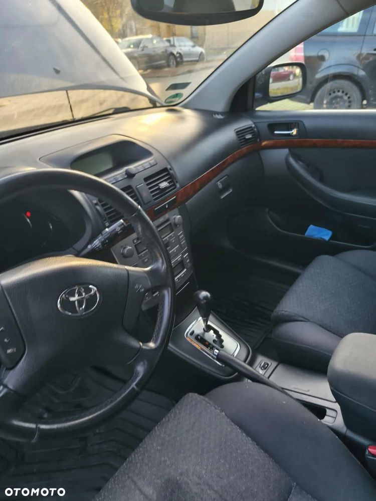 Toyota Avensis - 8