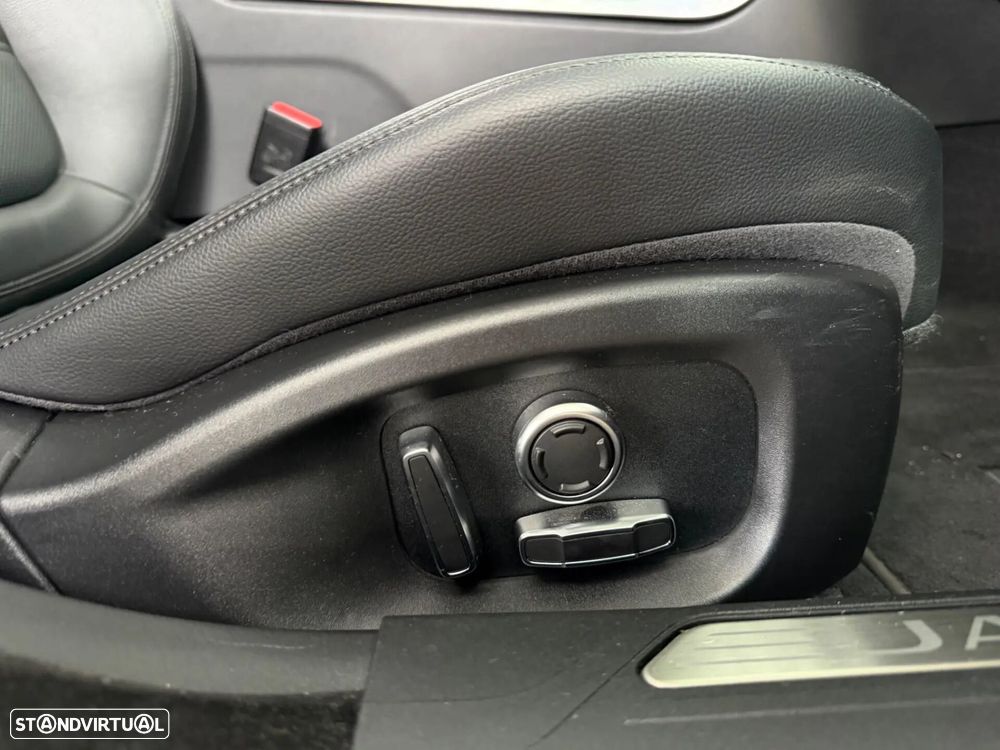 Jaguar XE 2.0 D R-Dynamic S - 32