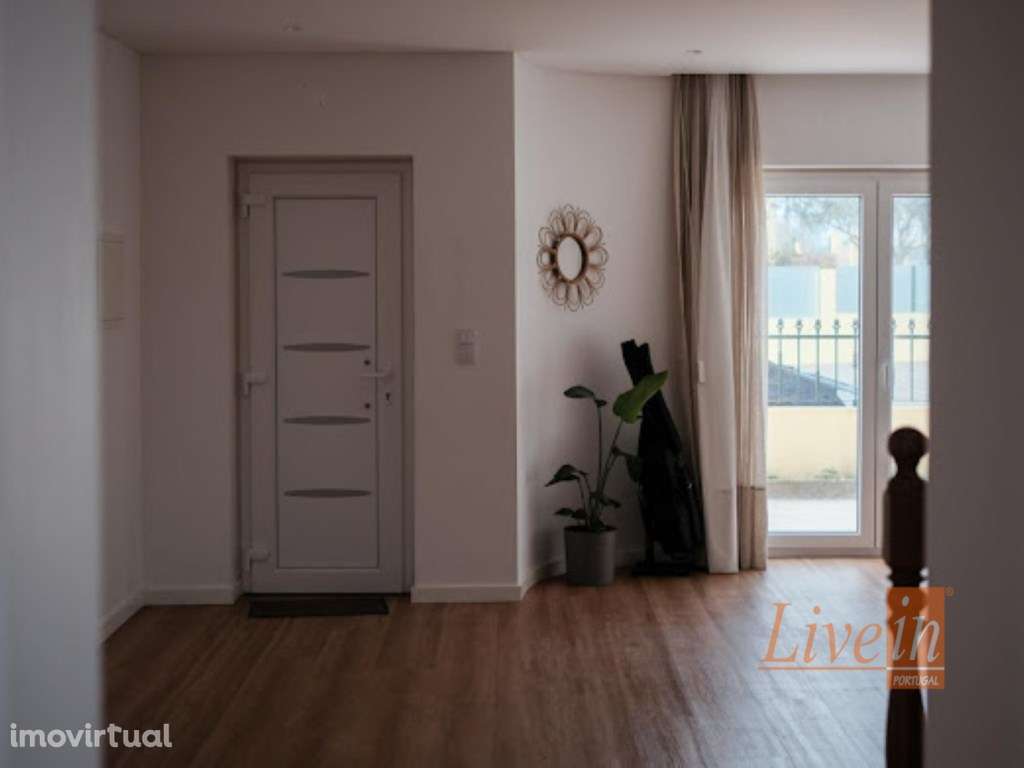 Moradia Geminada T5 Totalmente Remodelada em Santa Cruz a 3 Minutos... - Grande imagem: 4/36