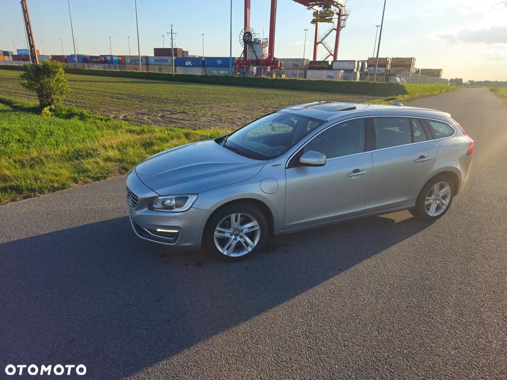 Volvo V60 D6 AWD Plug-in Hybrid Momentum - 4