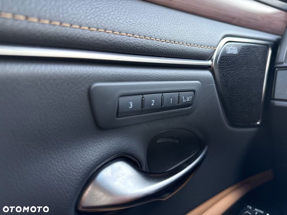 Lexus ES 300h Omotenashi - 22