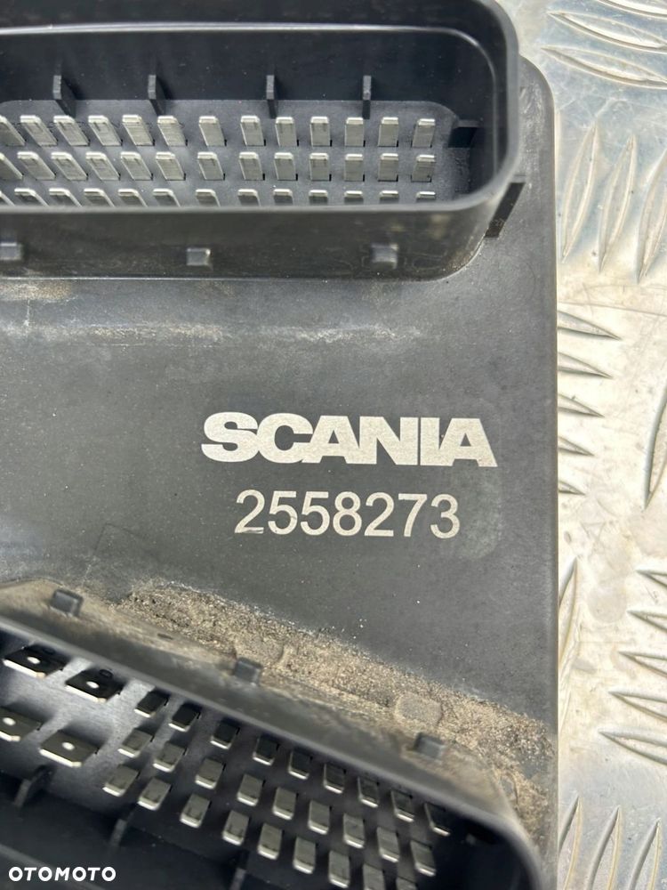 PUSZKA SKRZYNKA Z BEZPIECZNIKAMI SCANIA R S - 2