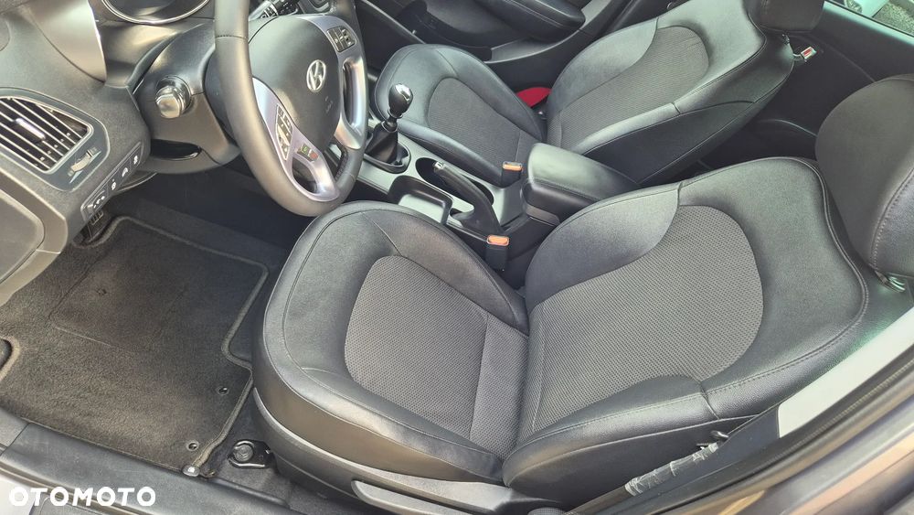 Hyundai ix35 1.7 CRDi 2WD blue Finale Gold - 17
