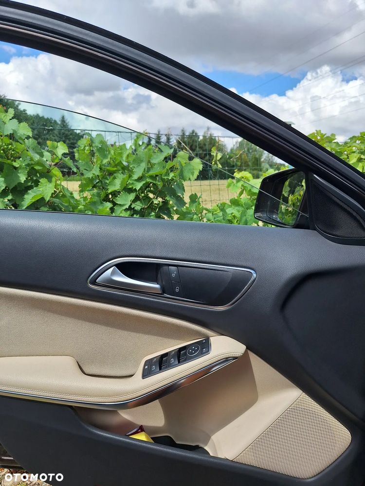 Mercedes-Benz GLA 200 7G-DCT Urban - 8