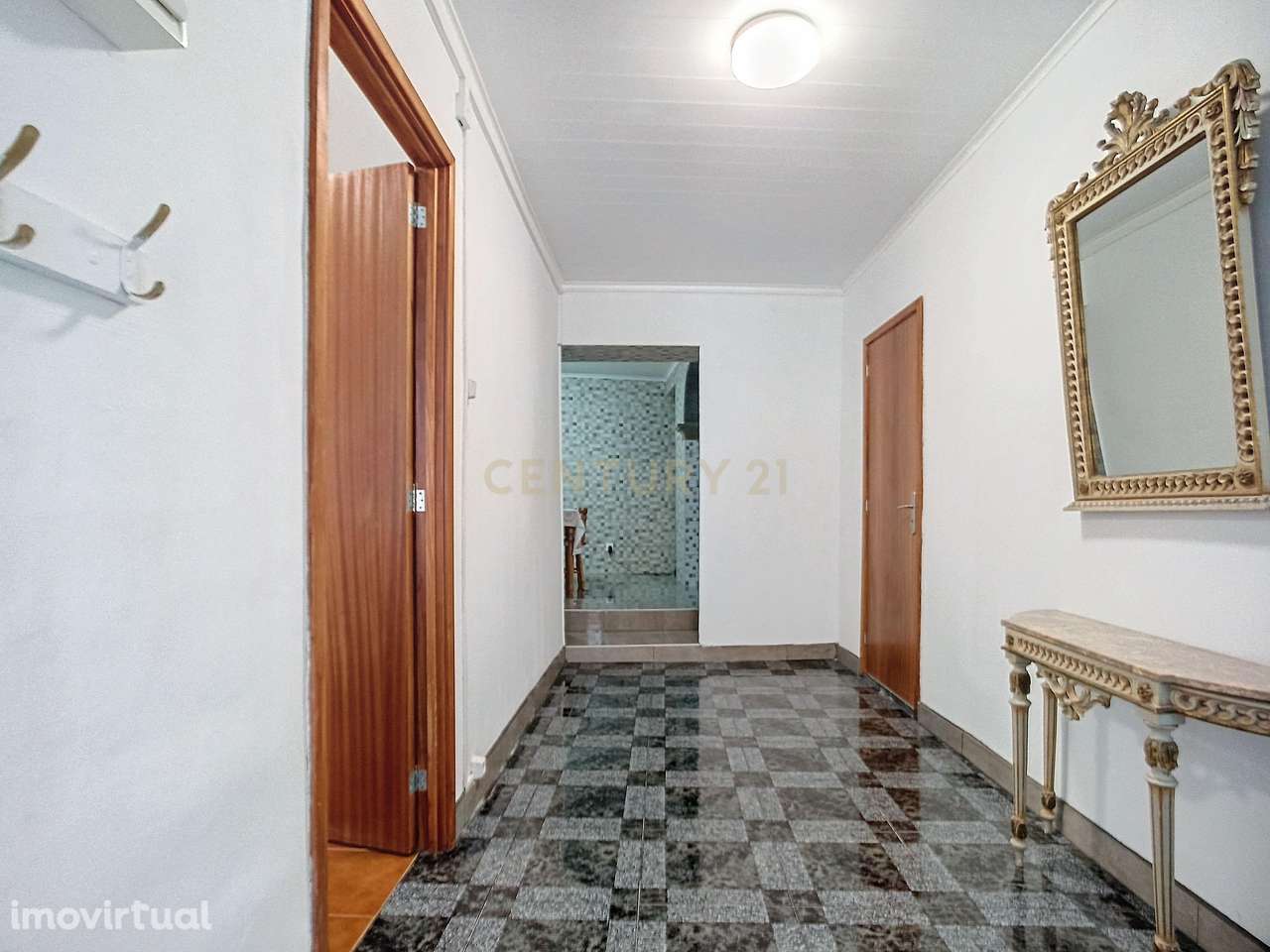 Moradia T2+2 com Garagem no Centro da Ribeira Grande - Grande imagem: 2/27