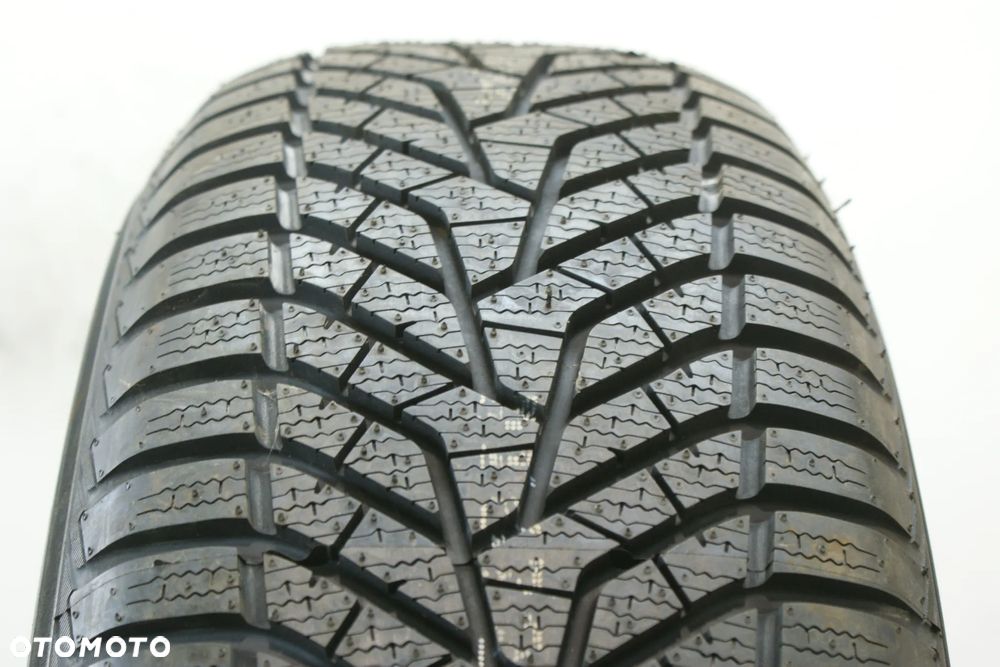 245/70R16 YOKOHAMA BLUEARTH WINTER V905 , 8,4mm 2022r