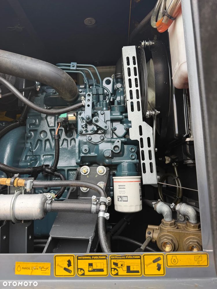 Atlas Copco QES 9 Agregat Prądotwórczy Generator prądu Wyciszony.  2018 rok. Silnik KUBOTA 3 cylindry. Agregat do pracy ciągłej. 2 x 400 VOLT oraz 230. Agregat w Bardzo ładnym stanie jak z Salonu. Sprowadzony z Norwegii. Agregat posiada bardzo dużo zabezpieczeń prądowych. Bezpieczna maszyna! Prądnica MECCALTE ECP3 1L4 najlepsza marka światowa! OKAZJA TANIO Profesjonalny przemysłowy sprzęt! Dokumenty inst. obsługi - 32