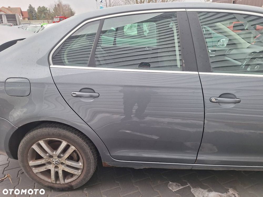 DRZWI KOMPLETNE PRAWY TYŁ VOLKSWAGEN JETTA V LD7X - 1