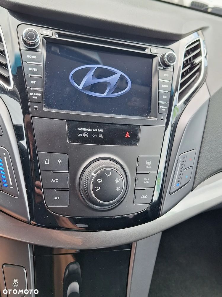 Hyundai i40 Kombi blue 1.6 Family - 15