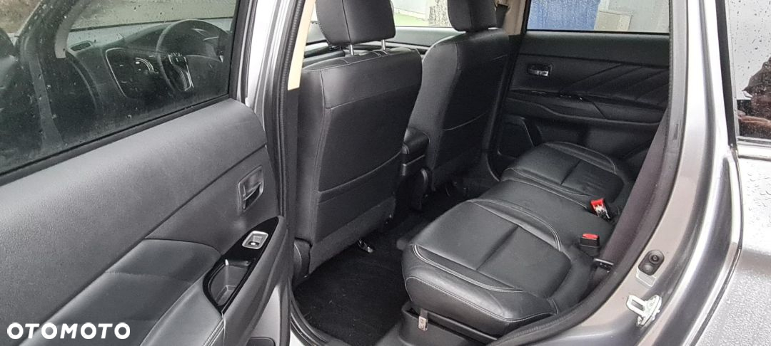 Mitsubishi Outlander 2.0 4WD Plug-In Hybrid Plus - 11