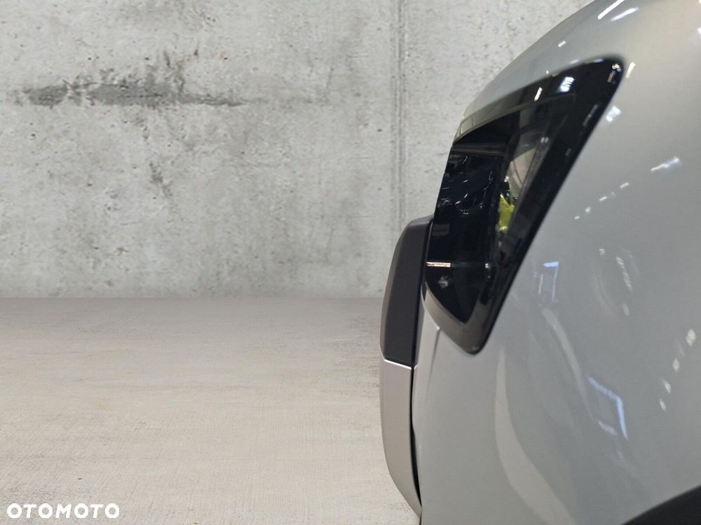 Land Rover Defender - 25