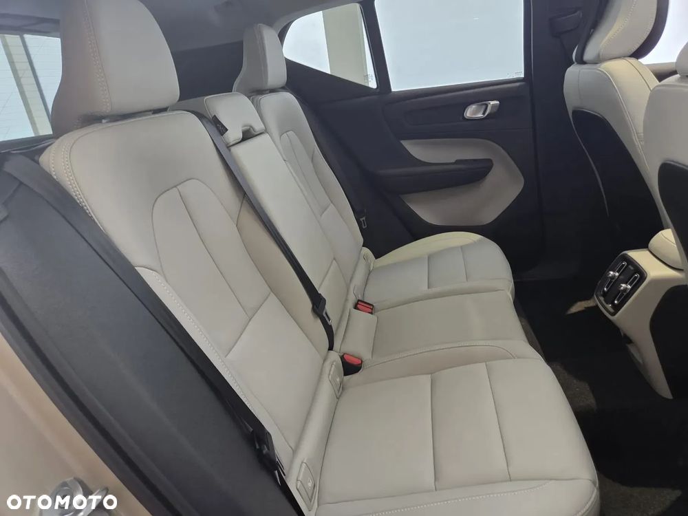 Volvo XC 40 B4 Plus Black Edition - 9