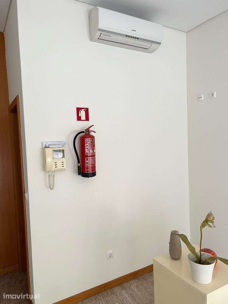 Escritório Moderno Centro Gondomar c/ Garagem Wc Ar Condicionado Pátio - Grande imagem: 4/12