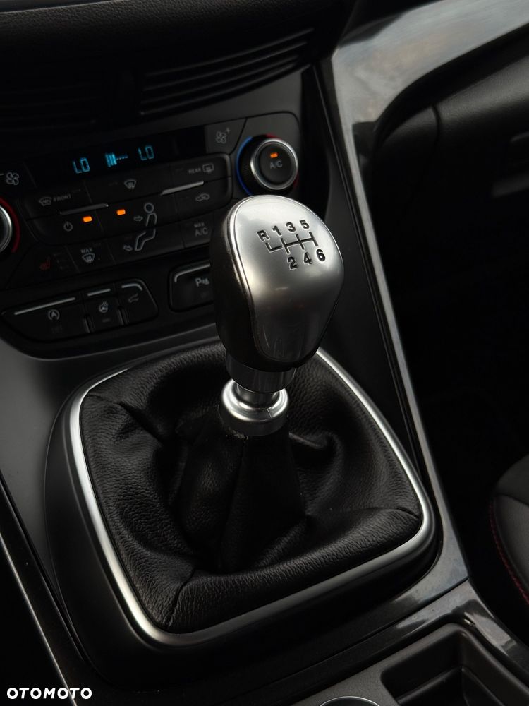 Ford Kuga 1.5 EcoBoost 2x4 ST-Line - 24