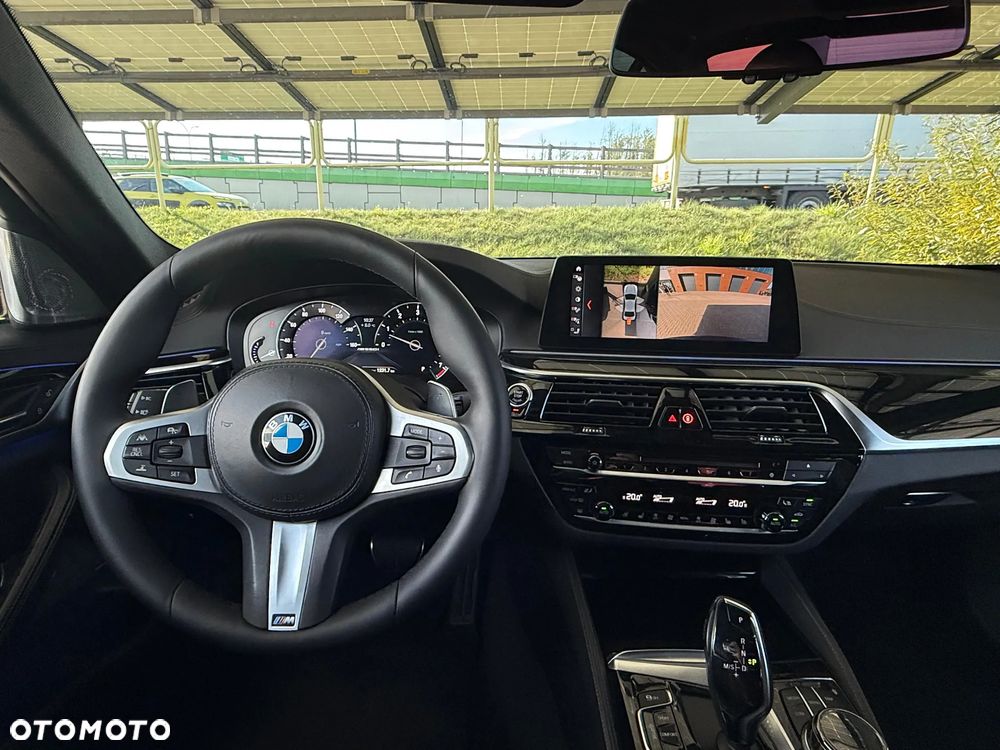 BMW Seria 5 M550i xDrive sport - 10