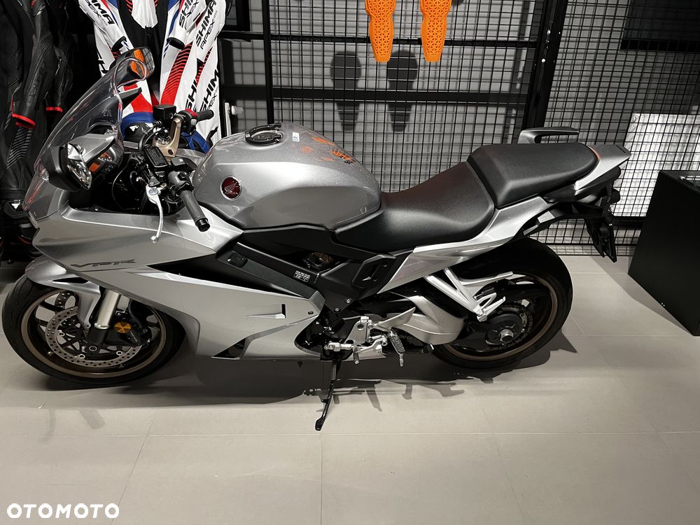 Honda VFR - 3