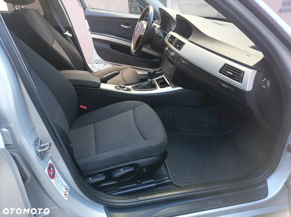 BMW Seria 3 320d DPF Efficient Dynamics Edition - 23