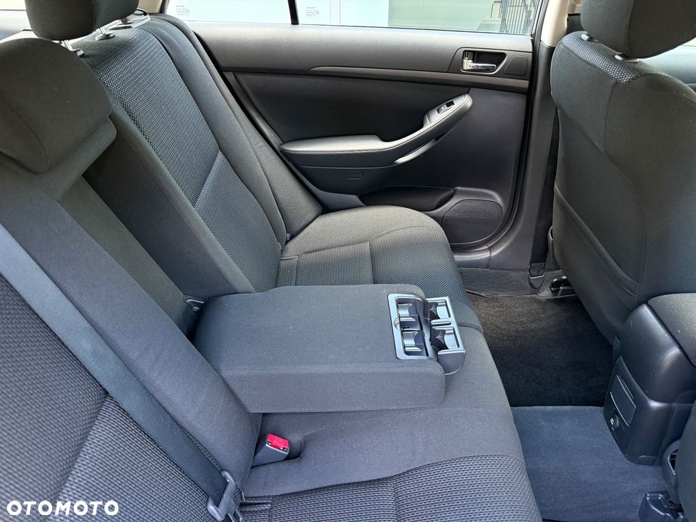 Toyota Avensis 1.8 VVT-i Terra - 24