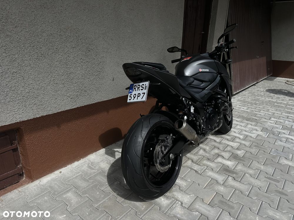 Suzuki GSX - 21