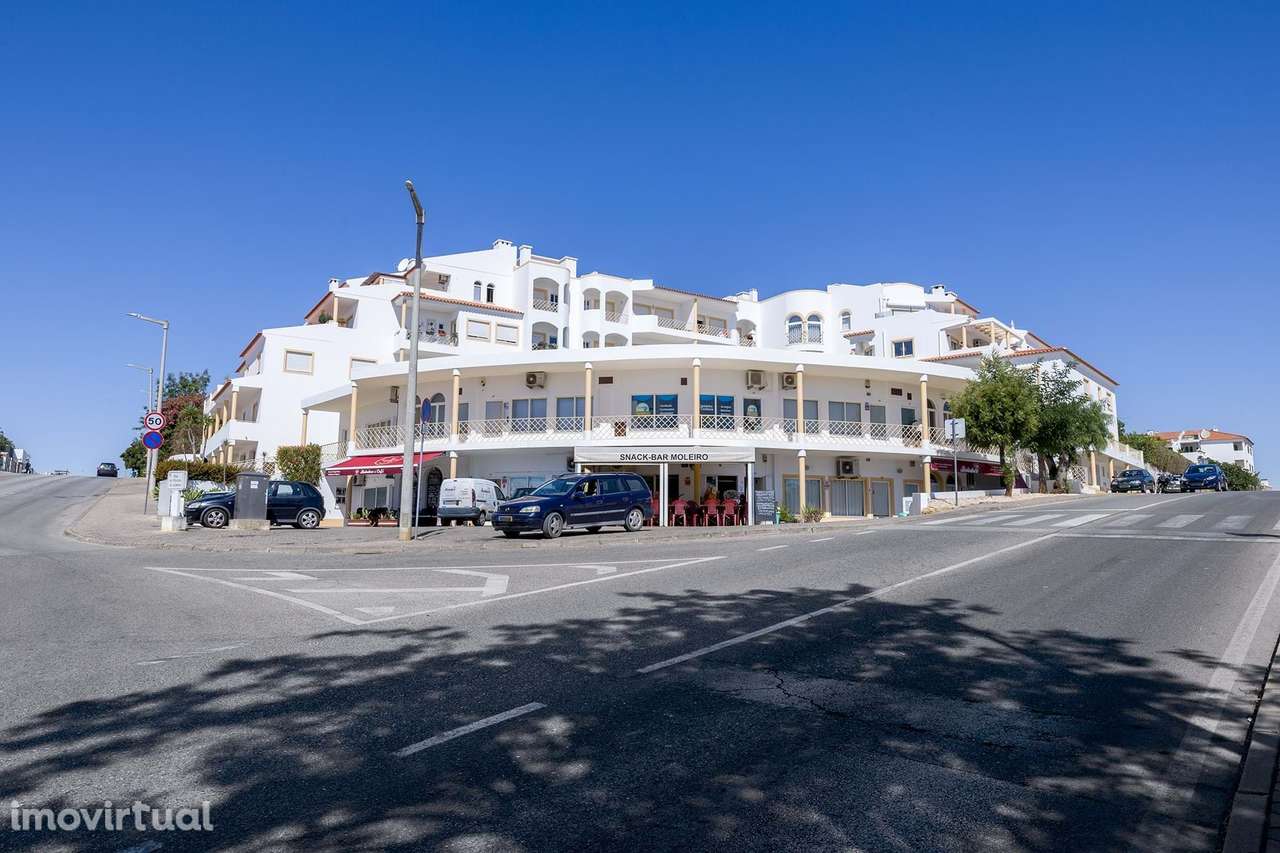 LOJA COMERCIAL COM EXCELENTE EXPOSIÇÃO PARA VENDA EM LAGOS - Grande imagem: 2/14