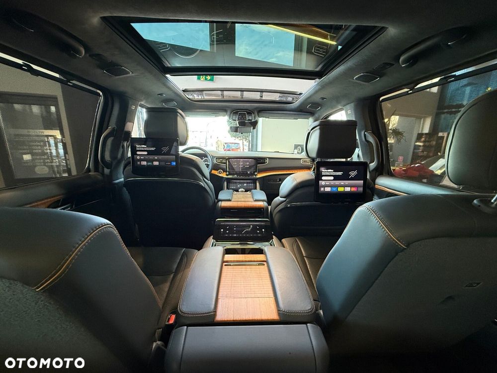 Jeep Grand Wagoneer - 26
