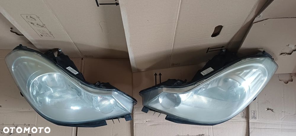 Reflektor lampa lewa przednia przód 8200700030 Renault Thalia II - 2