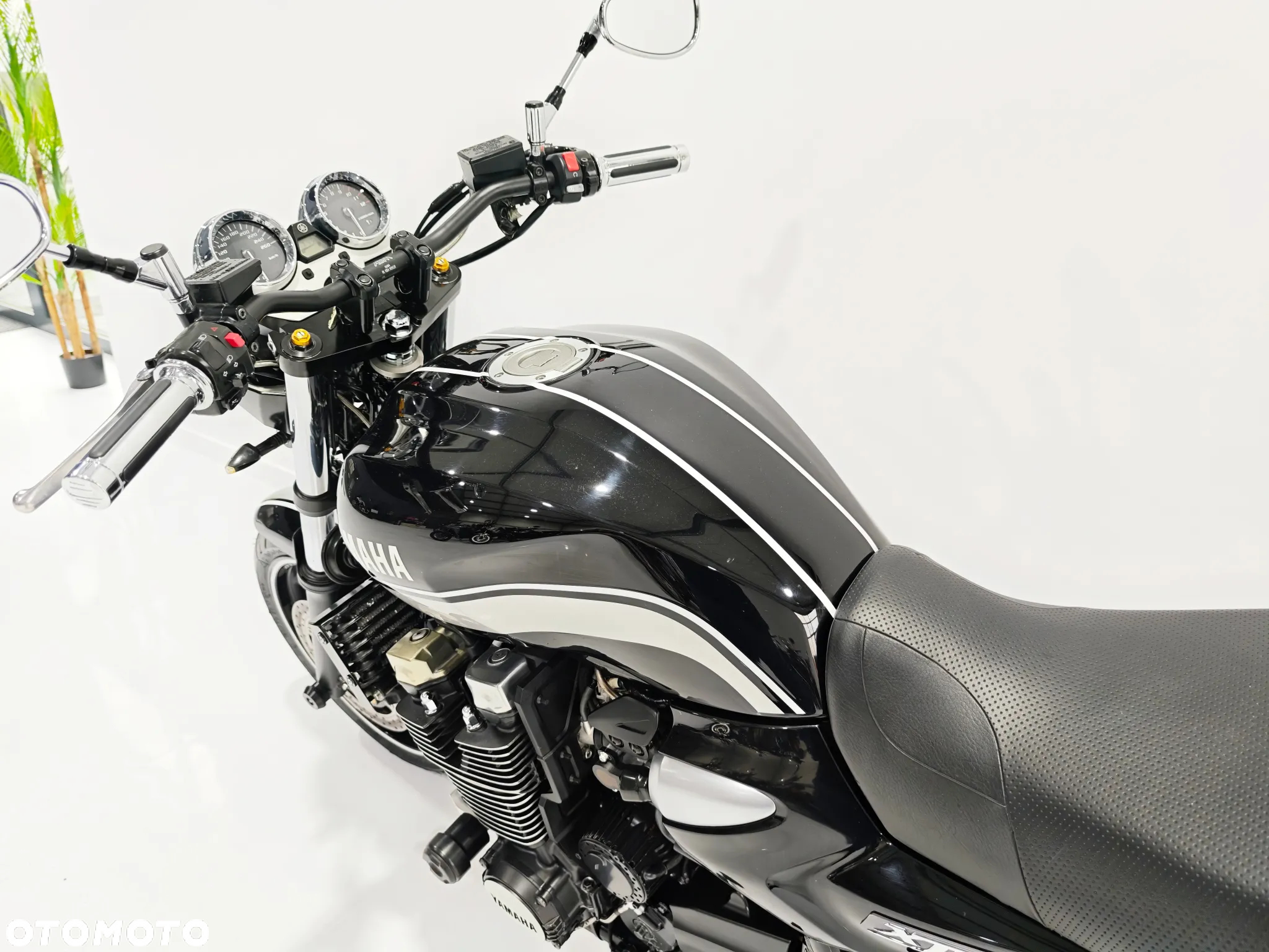 Yamaha XJR - 16