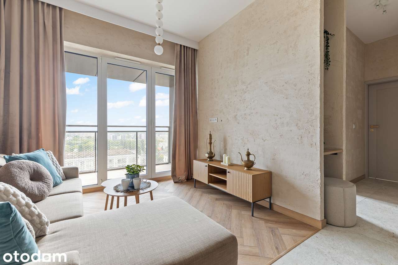12. piętro, 3 pokoje, 2 łazienki i duży balkon – zobacz to wnętrze!
