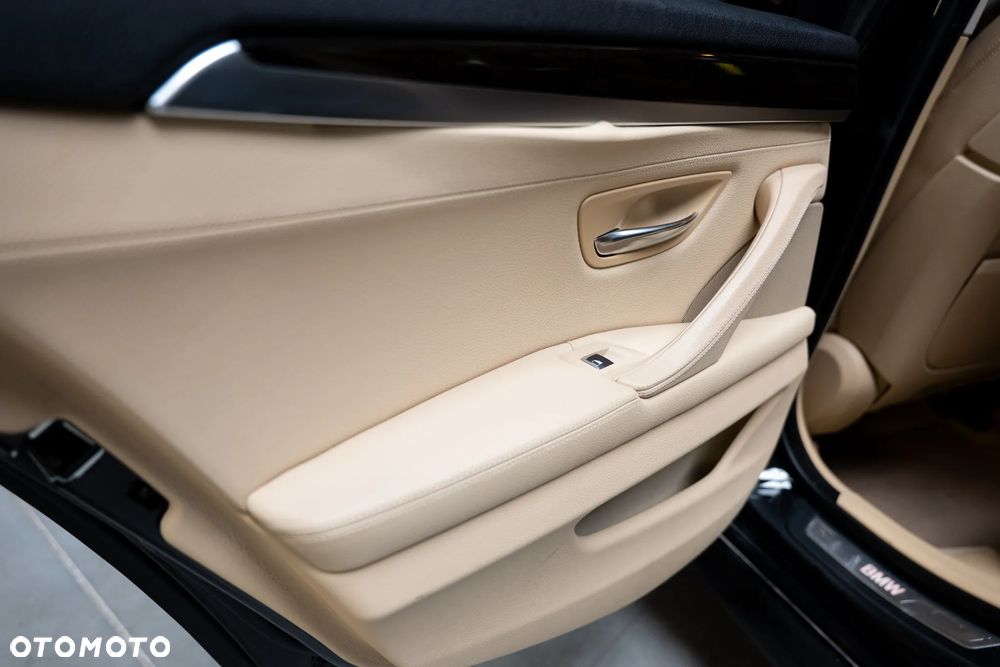 BMW Seria 5 535i xDrive - 15