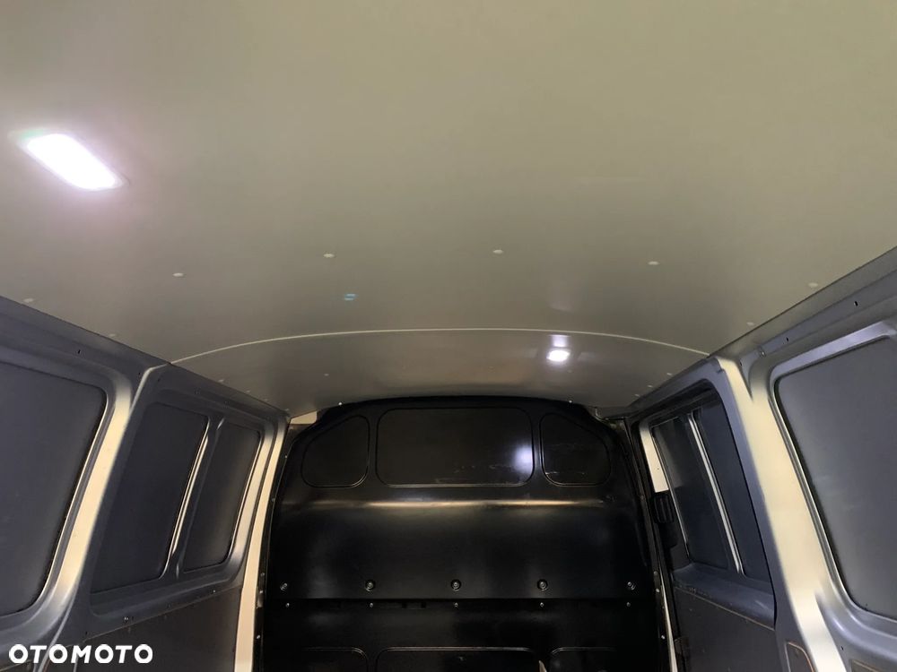Volkswagen TRANSPORTER T6 VAN 3os. L2H1 Long MAXI WZMOCNIONY DMC3.2t. Ładowność 1242kg, Paka 3m, Homologacja VAT-1, Reflektory LED DIODOWE, Lampy tył LED, Kamera, Czujniki, Dogrzewanie Webasto 5kW, Automatyczne światła, Mocny silnik 2.0TDI DNA 150KM 6cio biegowa skrzynia biegów! Kolor srebrny Reflex Metalik, ZABUDOWA ładowni wraz z podsufitką i oś. LED! Fabryczny alarm, Przebieg tylko 53tys.km! - 10