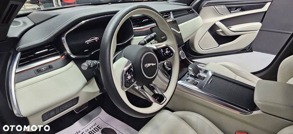Jaguar XF 2.0 P300 AWD R-Dynamic HSE - 25