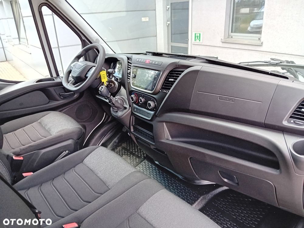 Iveco Daily 35S16H 3.0 D 160KM DOKA podwozie brygadowe 7 - osób - 8