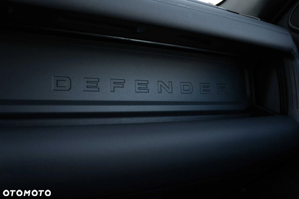 Land Rover Defender 90 D250 X-Dynamic SE - 25