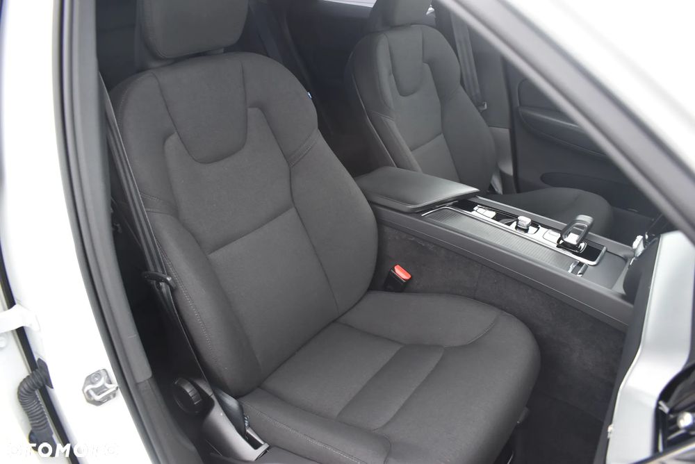 Volvo XC 60 B4 B Momentum Pro - 19