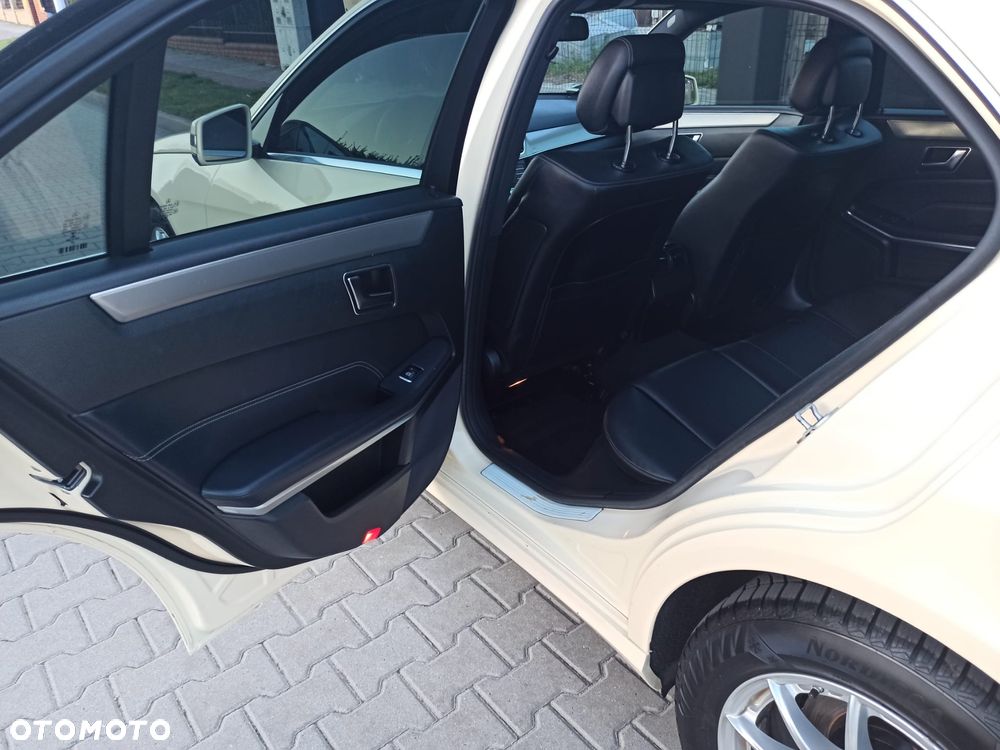 Mercedes-Benz Klasa E 220 BlueTEC 4Matic 7G-TRONIC - 32