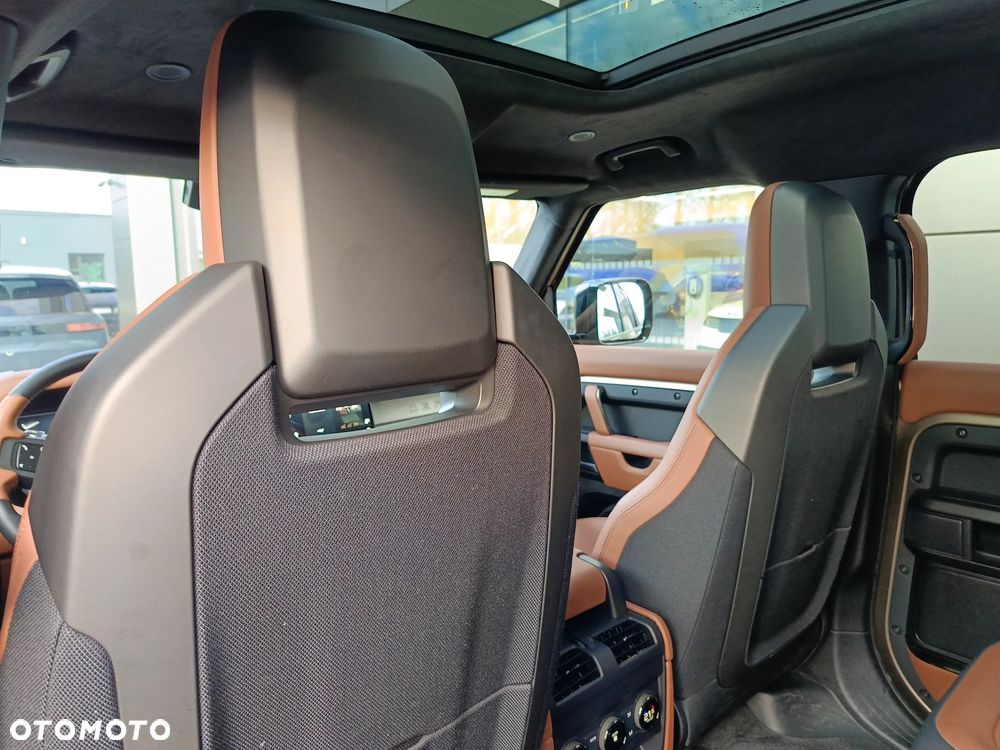 Land Rover Defender - 30