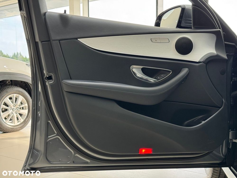 Mercedes-Benz Klasa E 220 d 4-Matic AMG/Avantgarde - 12