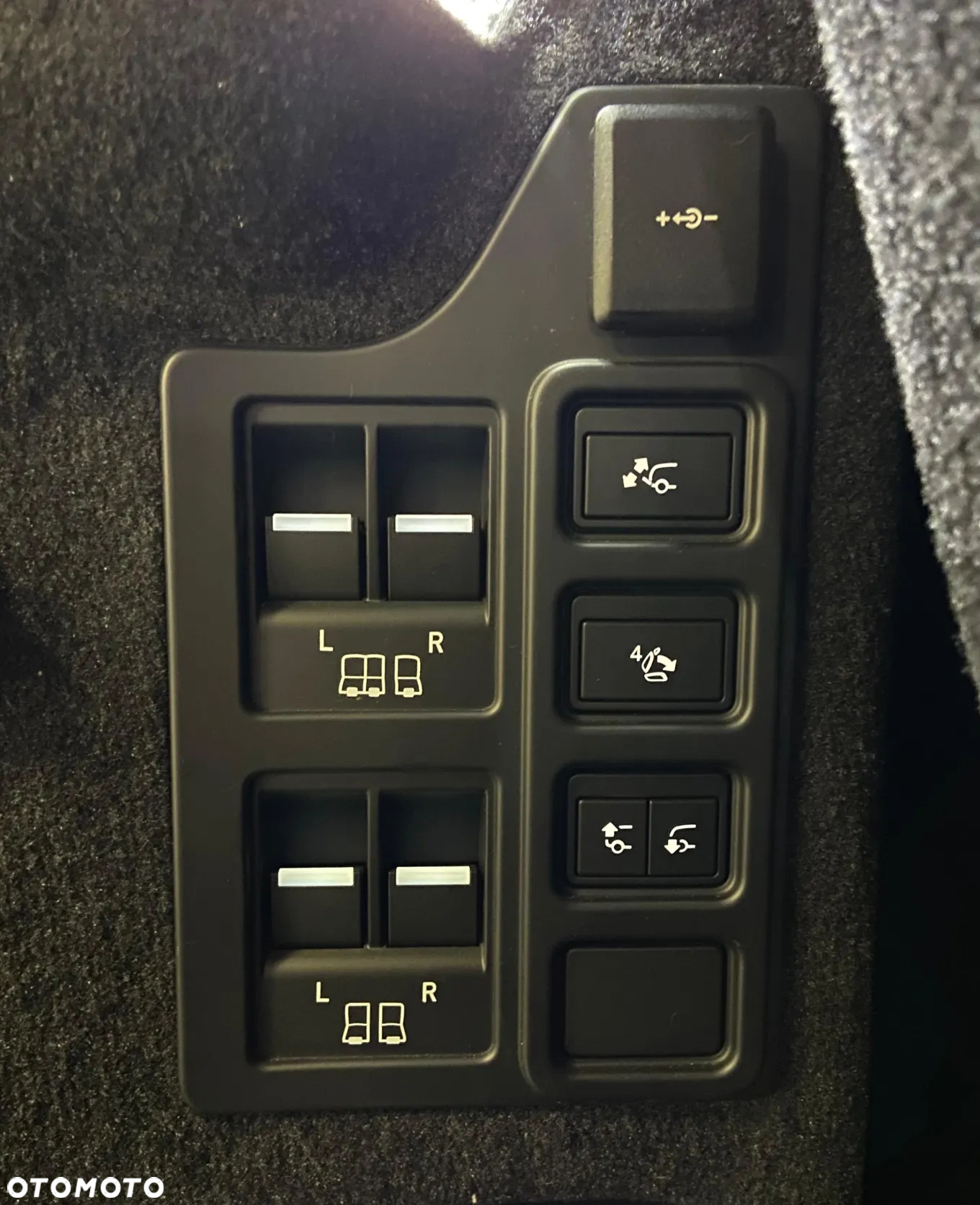 Land Rover Discovery V 2.0 P300 R-Dynamic SE - 24