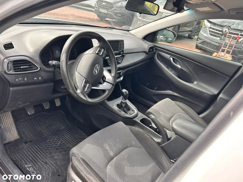 Hyundai i30 1.6 D Classic + - 11