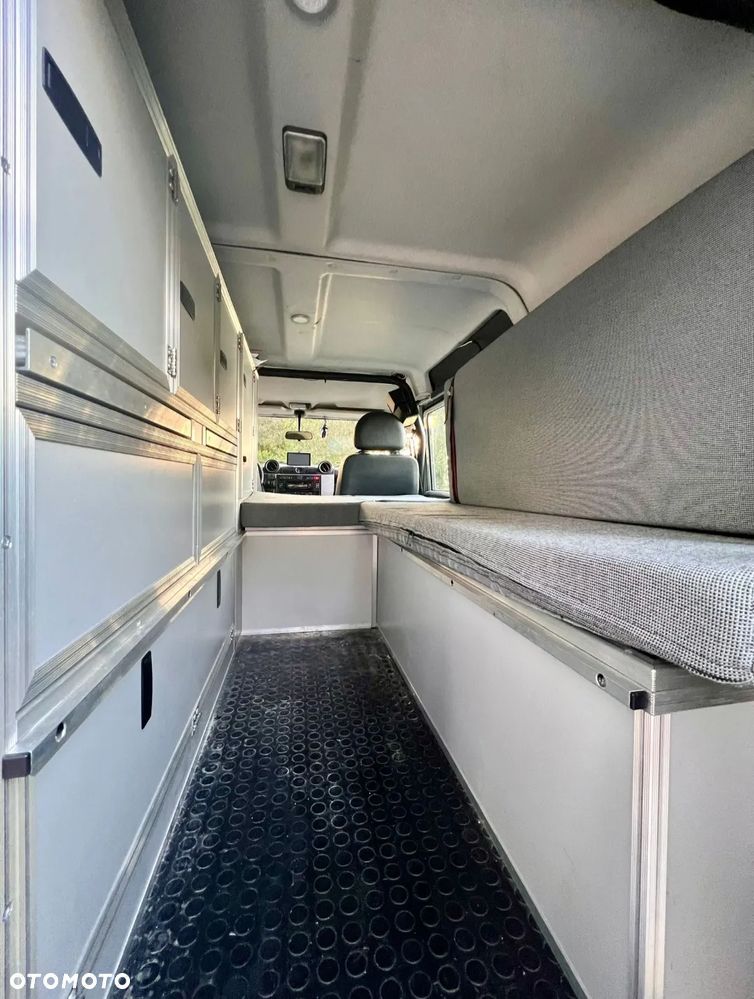 Land Rover Defender - 11