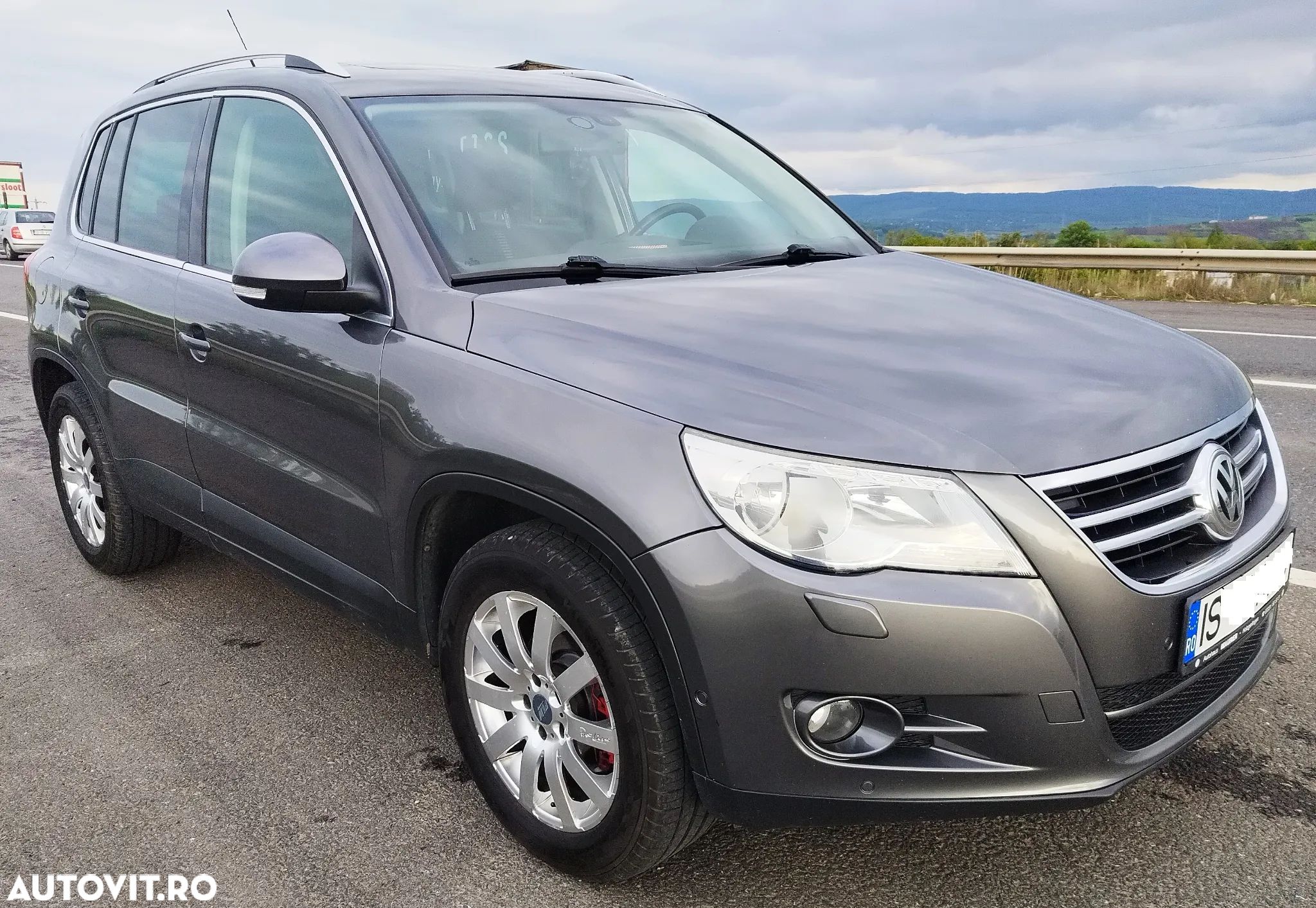 Volkswagen Tiguan - 1