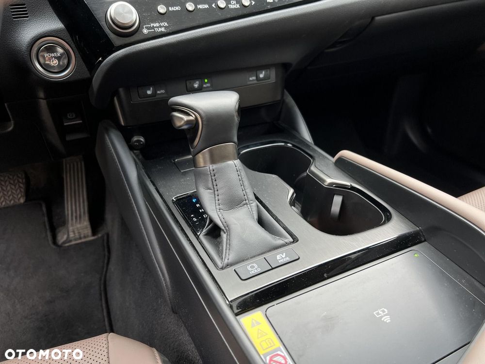 Lexus ES 300h Business Edition - 21