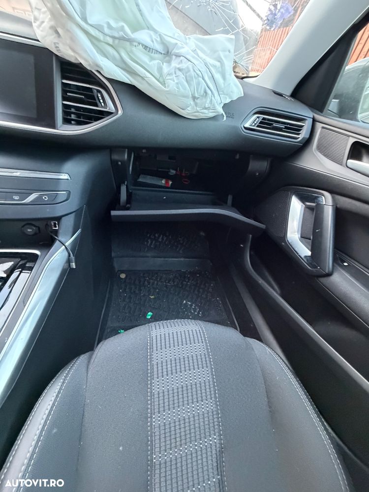 Peugeot 308 1.2 L PureTech Turbo S&S EAT8 Allure - 8