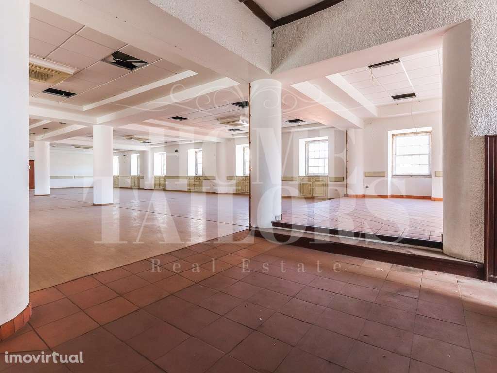 Solar situado no centro de Figueiró dos vinhos, na Praça do Município. - Grande imagem: 3/60