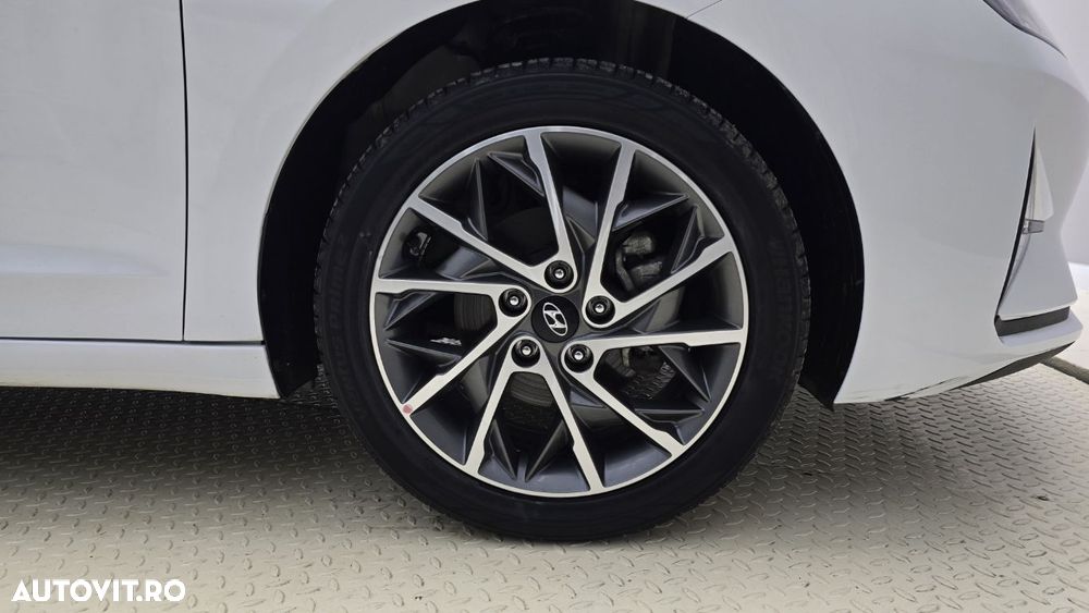 Hyundai Elantra - 23