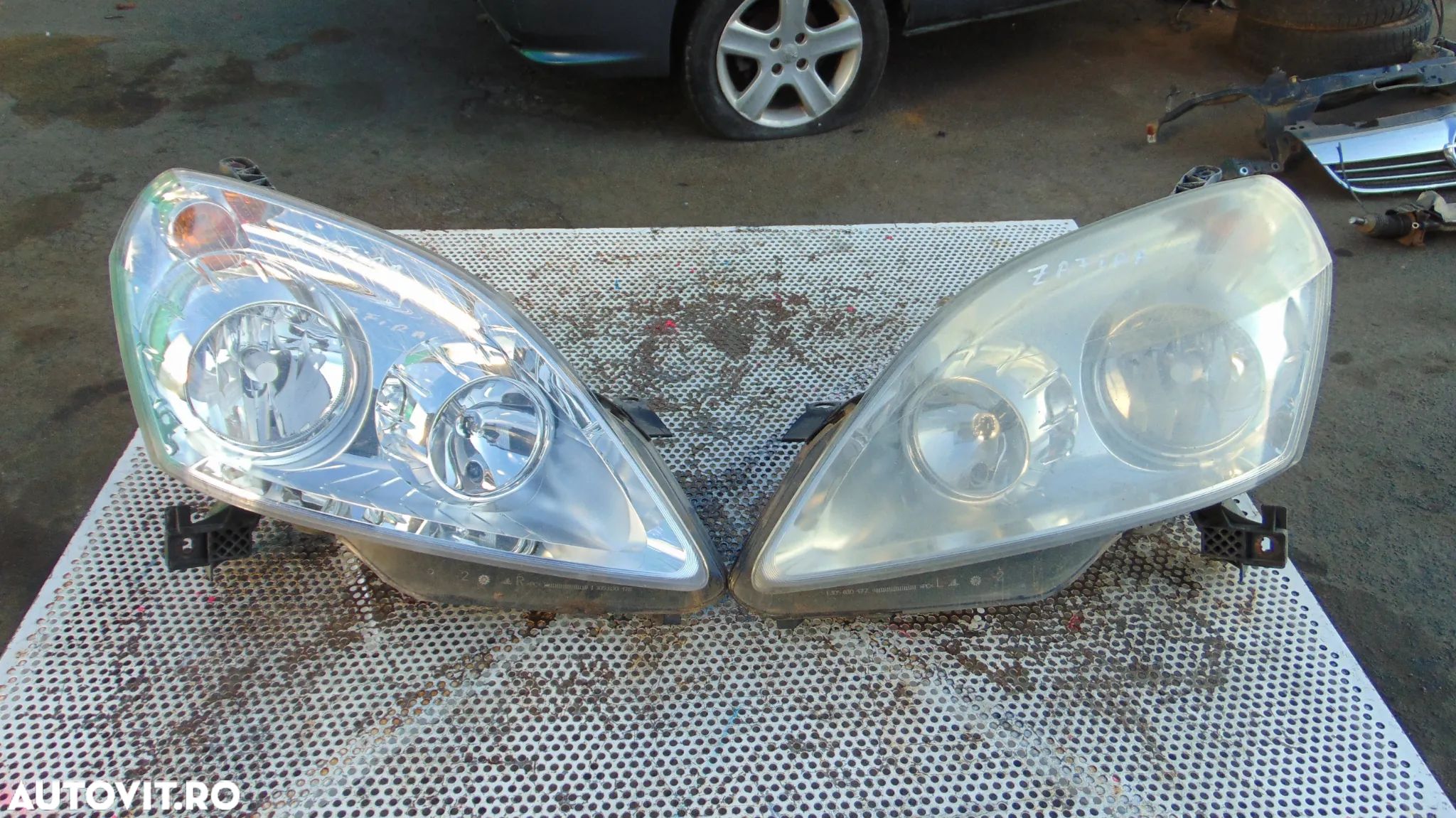Faruri Opel Zafira B an 2008 motor 1.9 diesel, cod 13260845RH - 1